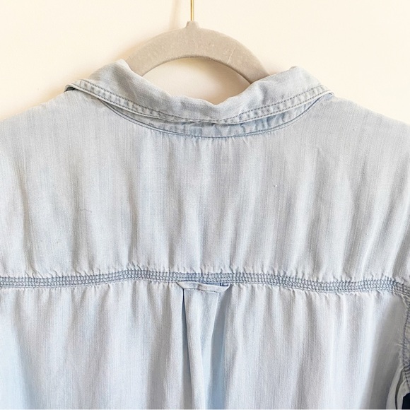 Lou & Grey Chambray Light Wash Henley Button Up Popover Shirttail Hem Shirt Top - Picture 10 of 10